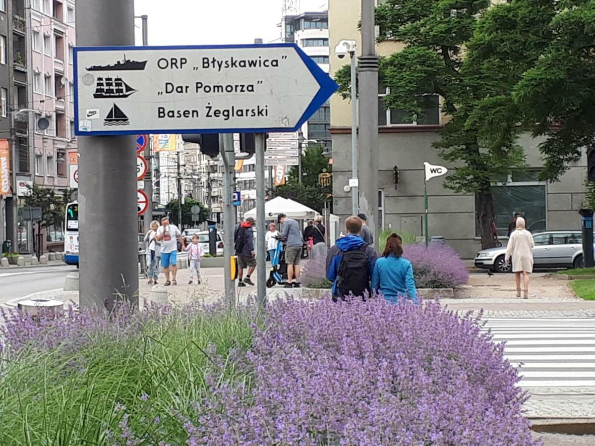 Apartament Downtown Apartment Gdynia Bagian luar foto